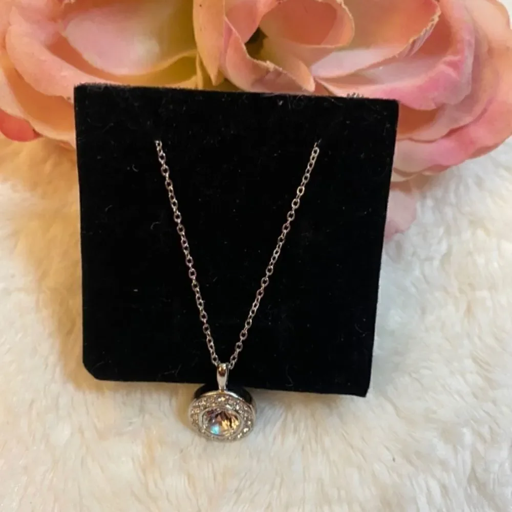🛍 Swarovski Crystal halo stones necklace